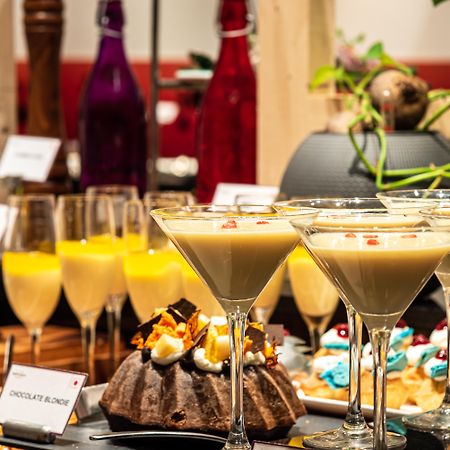 Mercure Hyderabad Kcp Banjara Hills, An Accor Hotel Exterior photo A dessert buffet