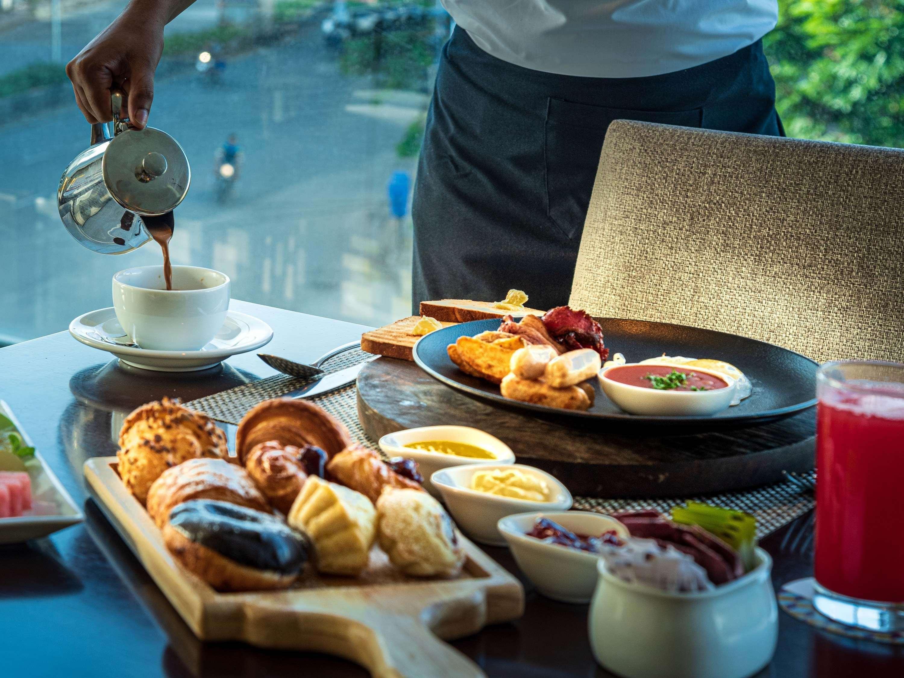 Mercure Hyderabad Kcp Banjara Hills, An Accor Hotel Exterior photo A breakfast at the hotel