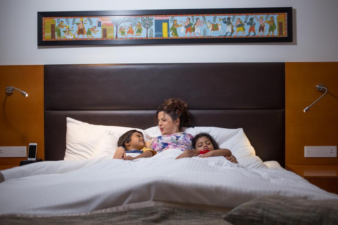 Mercure Hyderabad Kcp Banjara Hills, An Accor Hotel Exterior photo A mother and her two children in a hotel room